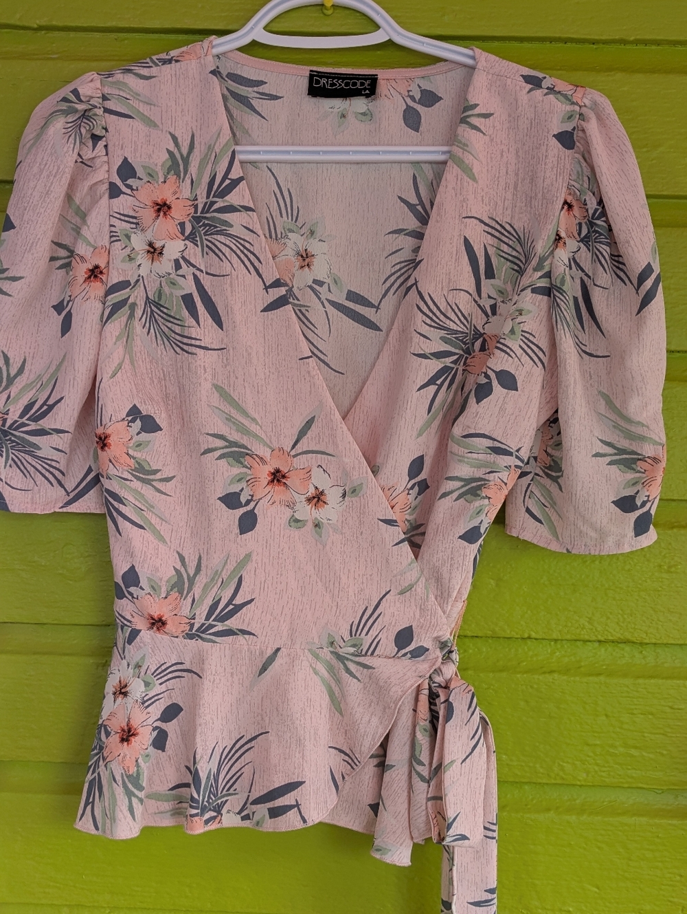 Dresscode LA Pink Floral Wrap Top Small